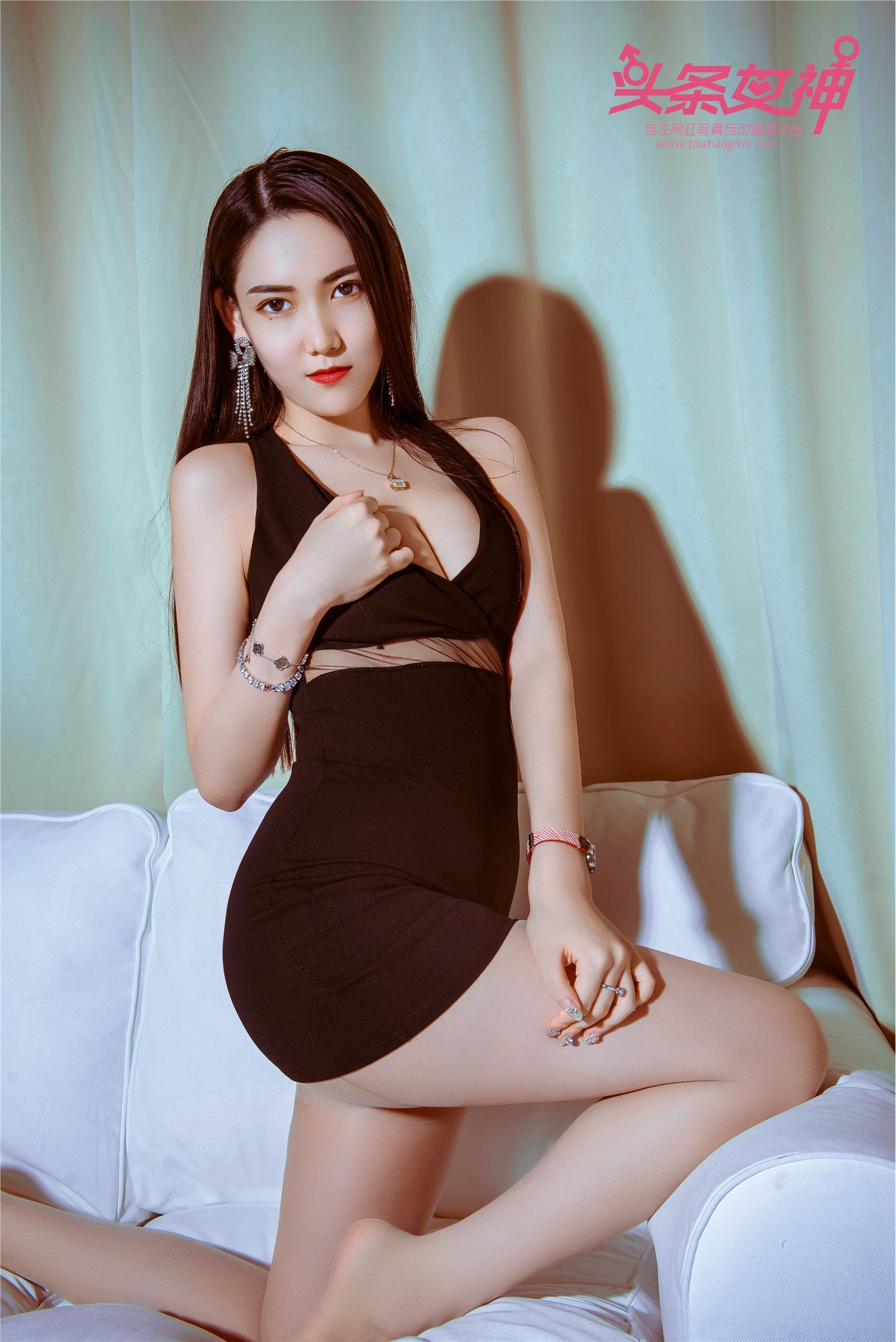 [Toutiao headline goddess] April 8, 2018 Feng Xuejiao 2m white sofa